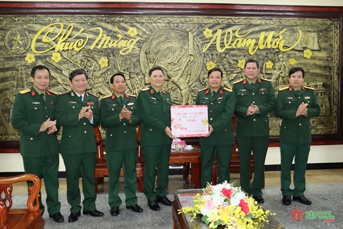 Thiếu tướng Phạm Trường Sơn kiểm tra công tác sẵn sàng chiến đấu, chúc Tết tại Bộ Chỉ huy Quân sự tỉnh Thừa Thiên Huế